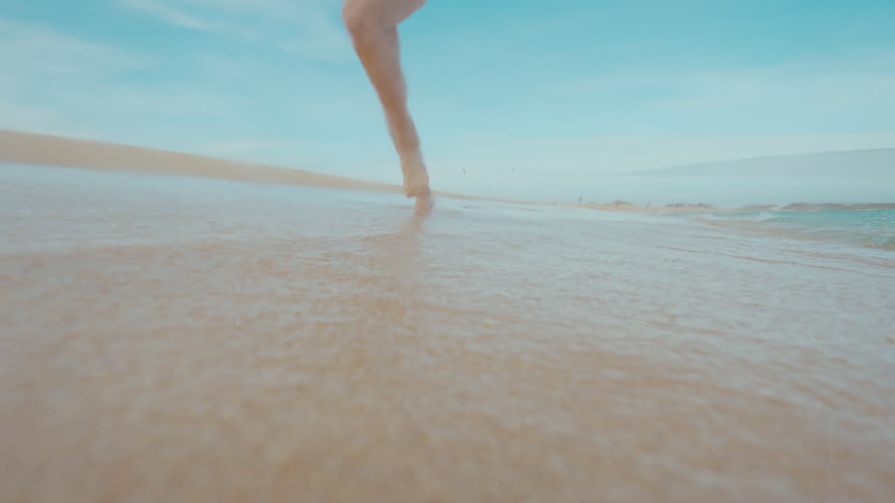 mujer corriendo en una playa