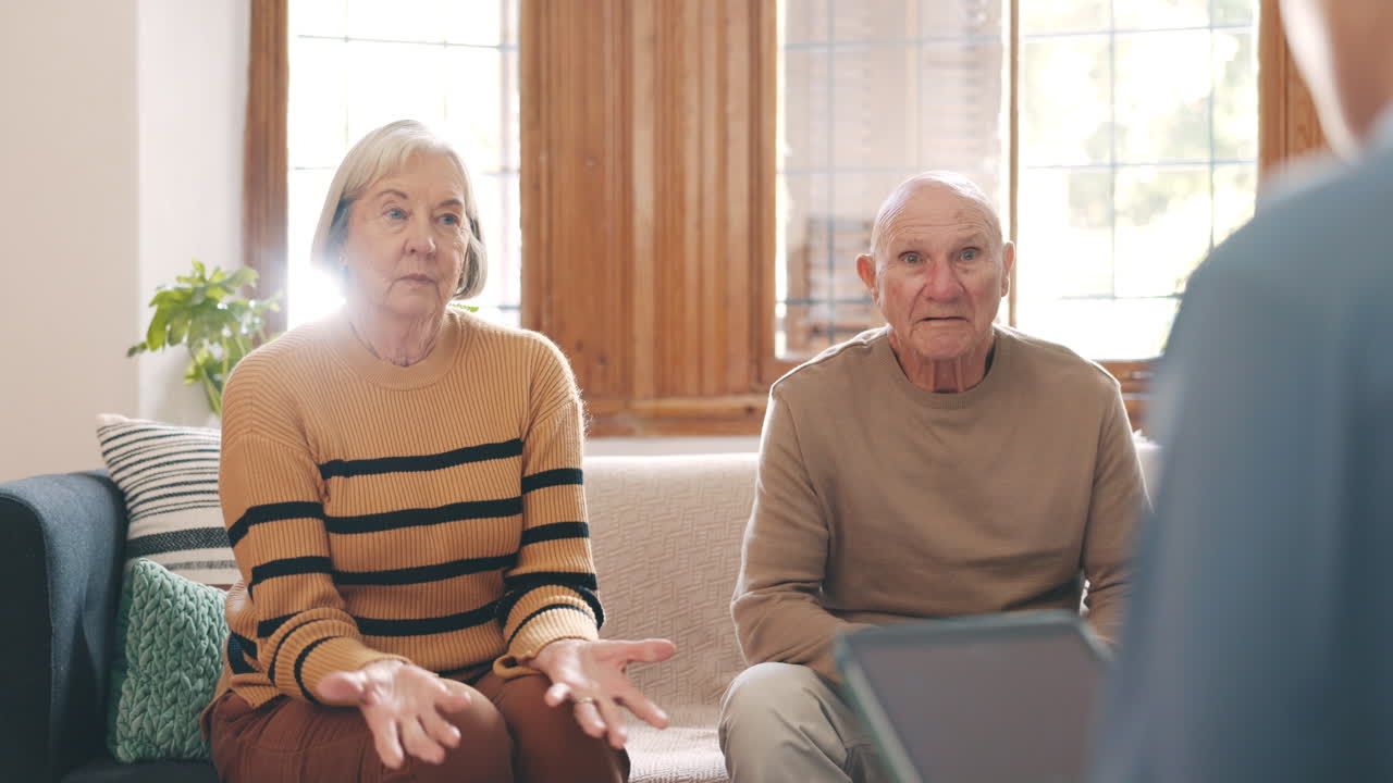pareja mayor en terapia matrimonial