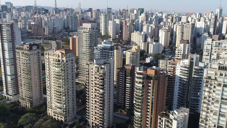 Vista aérea de edifícios na área do Ibirapuera em um dia ensolarado, São Paulo, Brasil
