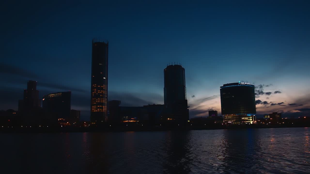 해가 지는 시내 스카이 라인