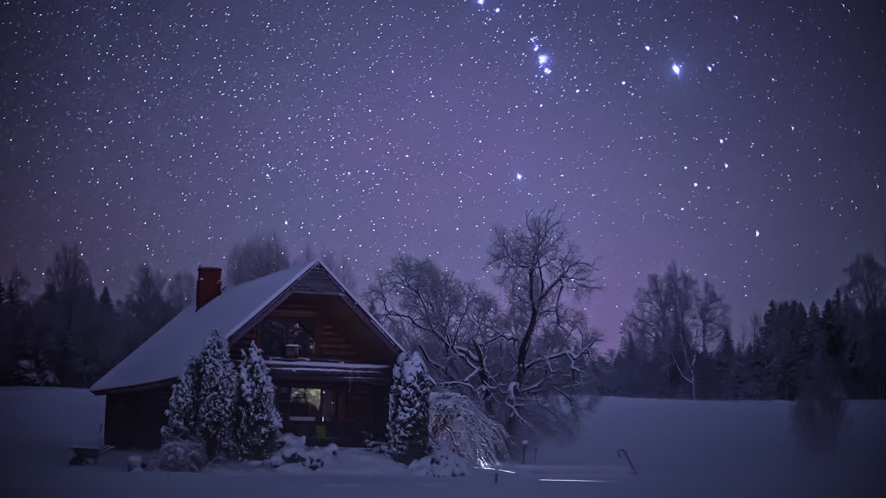 Imagem em time-lapse de estrelas no céu noturno sobre uma paisagem rural de inverno com casa de madeira - Timelapse 5K