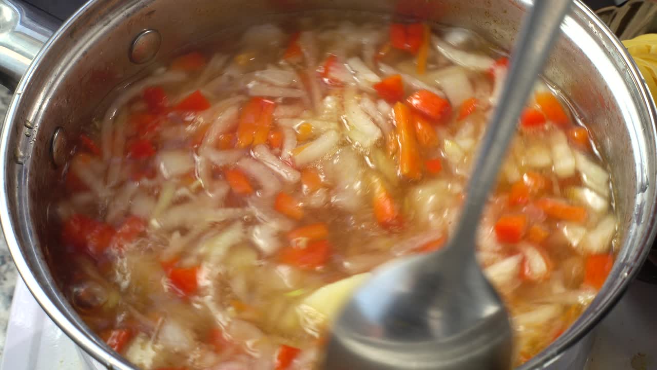 Grøntsagssuppe koger i en gryde