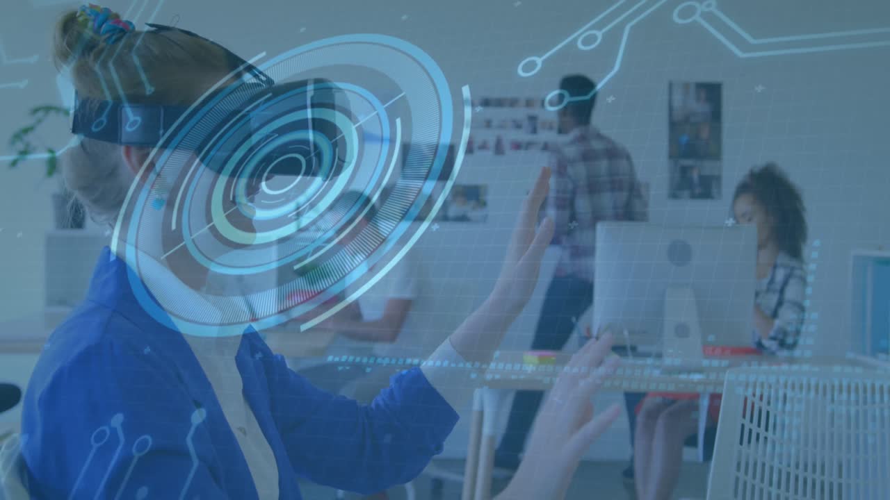 animación del escaneo del alcance y los elementos del procesador sobre una mujer de negocios que usa auriculares vr