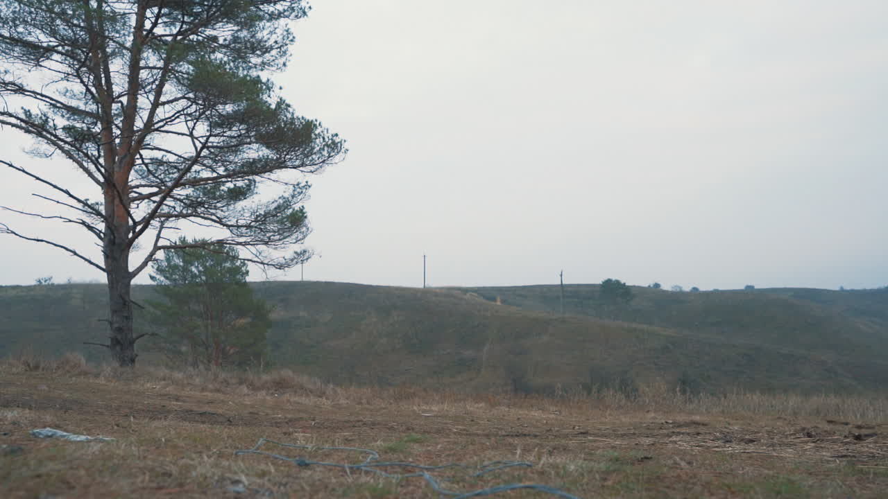 남자 자전거 타는 사람이 브레이크를 밟고 사고를 당하고 시골에서 자전거에서 떨어졌다