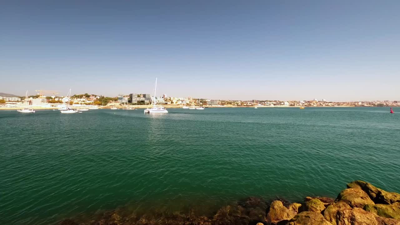 vídeo timelapse de portugal, cascais con la ciudad en el fondo