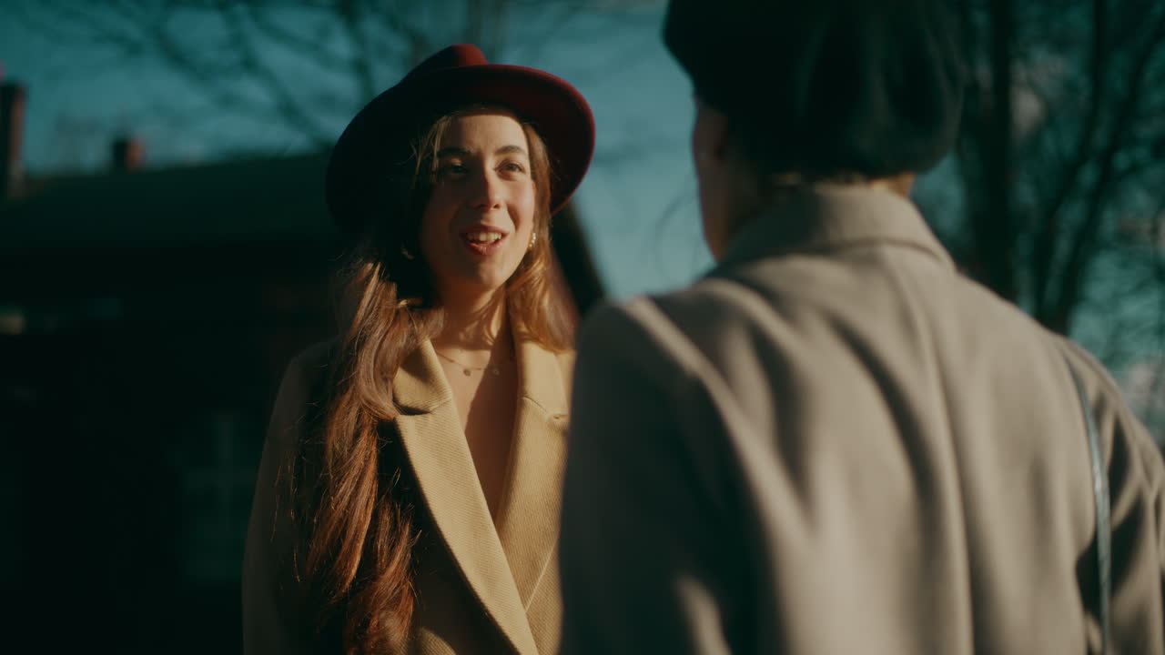 두 명의 여성이 이야기하고 있습니다.