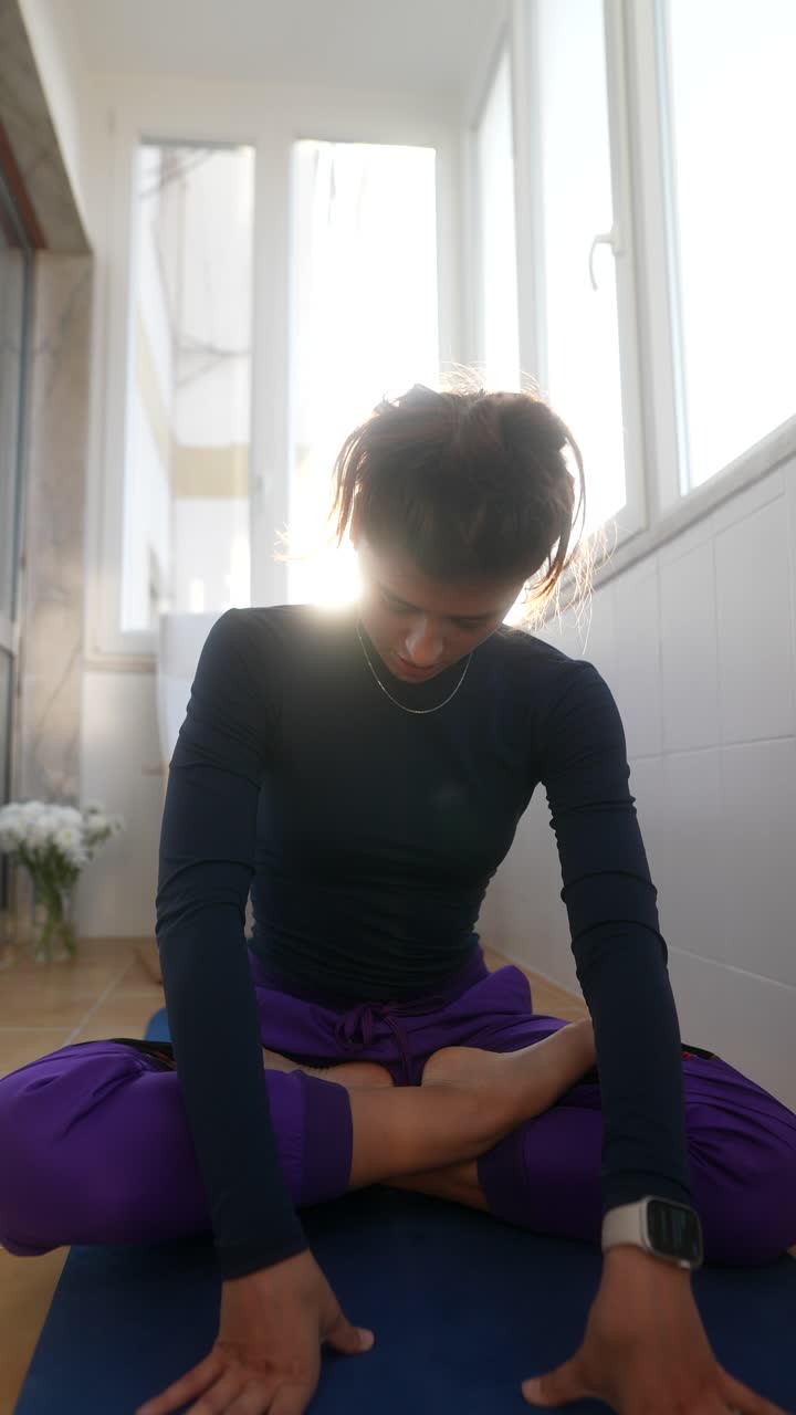 mujer practicando yoga en casa