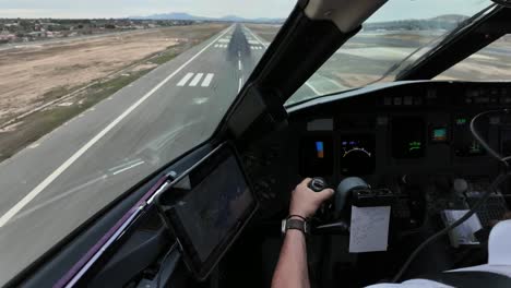 piloto fpv en tiempo real aterrizando en la pista en un paisaje desértico