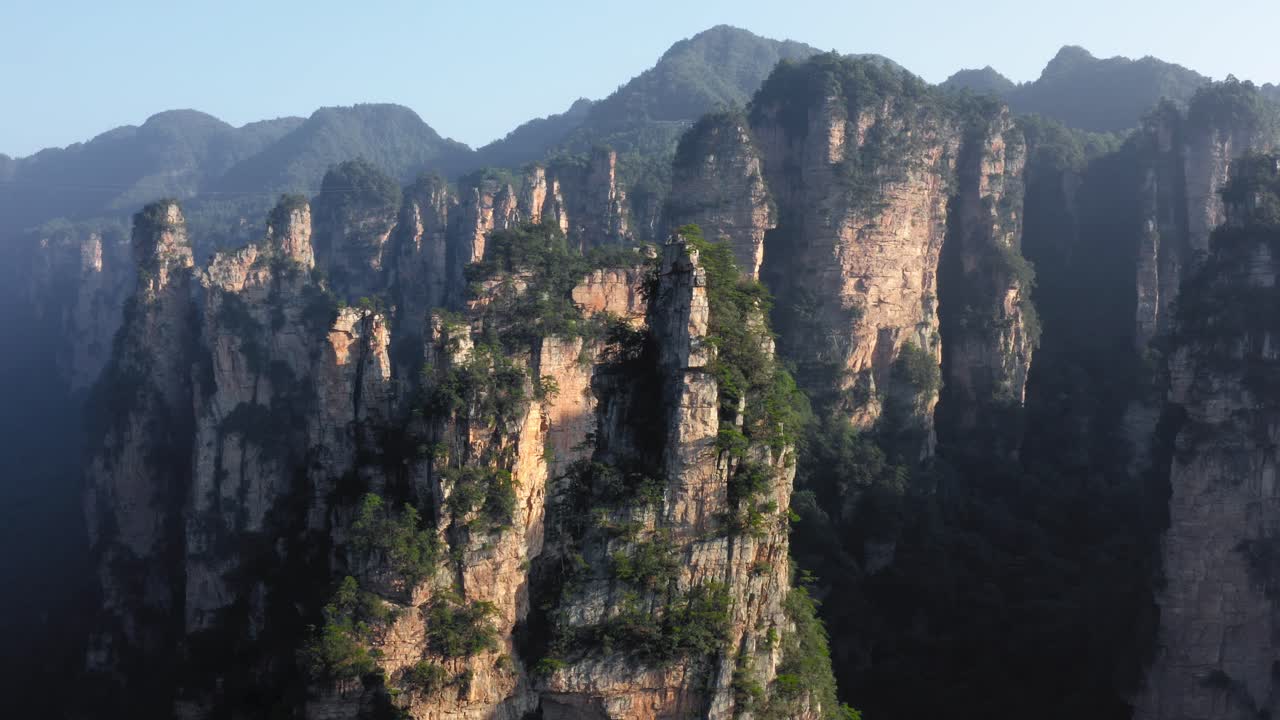 parque nacional del bosque épico de zhangjiajie al atardecer