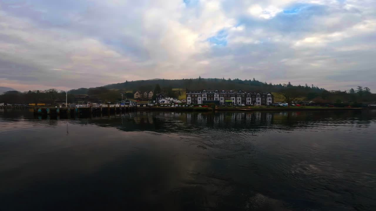 Pemandangan desa Ambleside di Cumbria yang difoto dari kapal pesiar danau di Danau Windermere