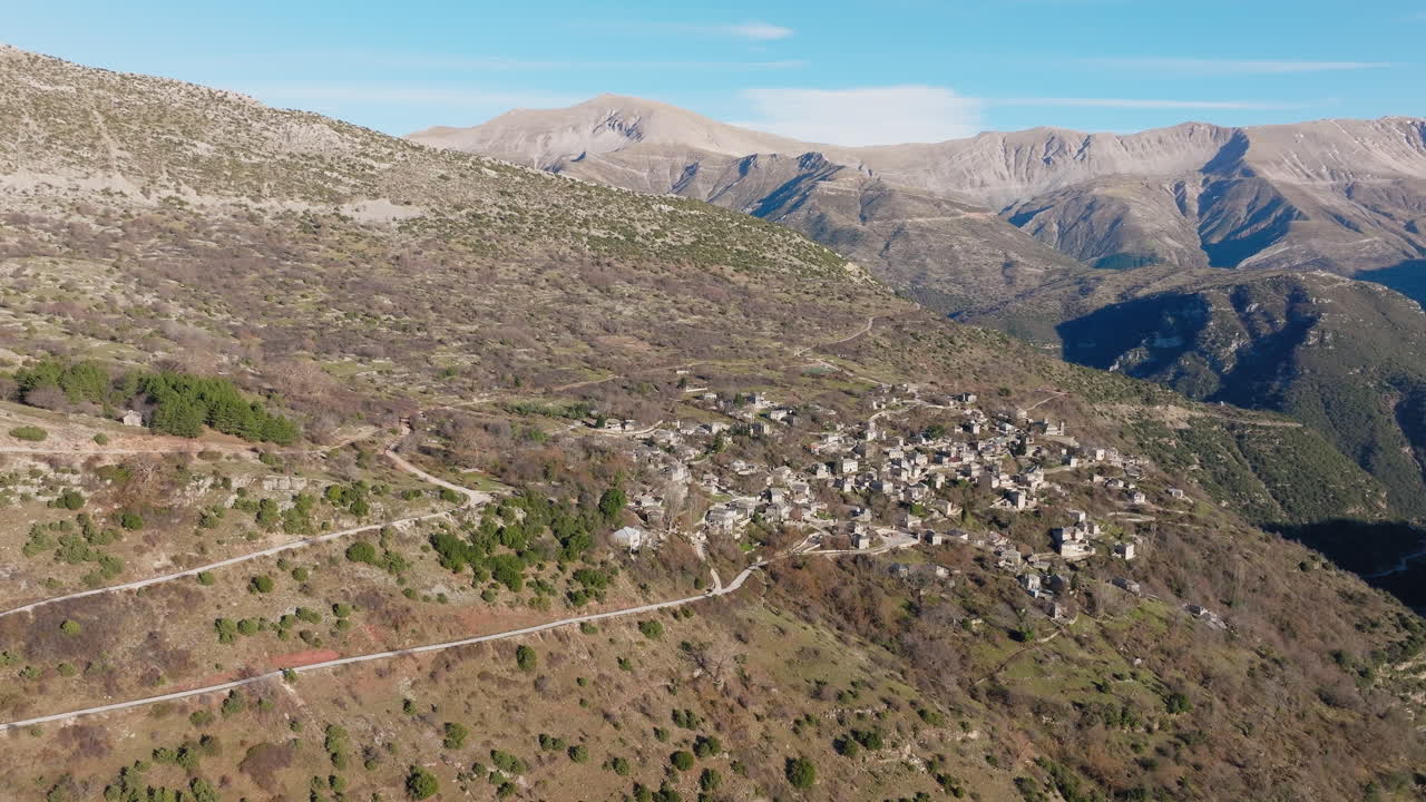 Tradizionale villaggio in pietra di Kalarites sulle pendici del Monte Peristeri, Tzoumerka, Ioannina, Grecia.