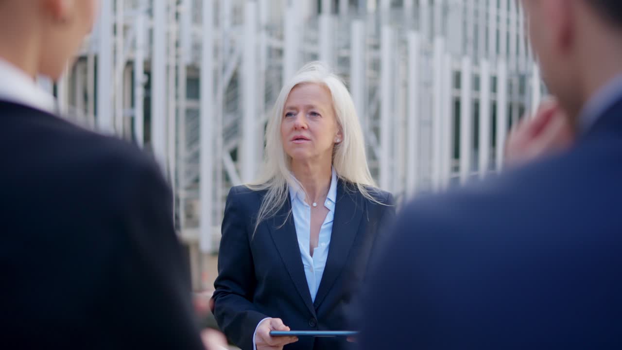 Liike-elämän ammattilaiset keskustelemassa ulkona