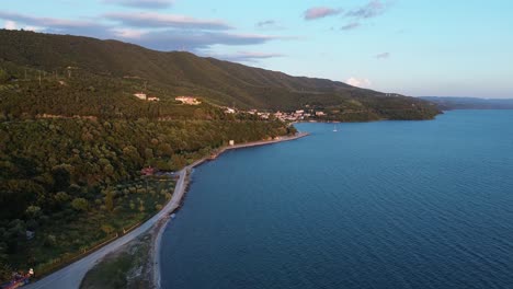 Drohnenflug-Entlang-Der-Küste-Im-Frühen-Morgen-Griechenlands,-Mit-Dörfern-Und-Bergen