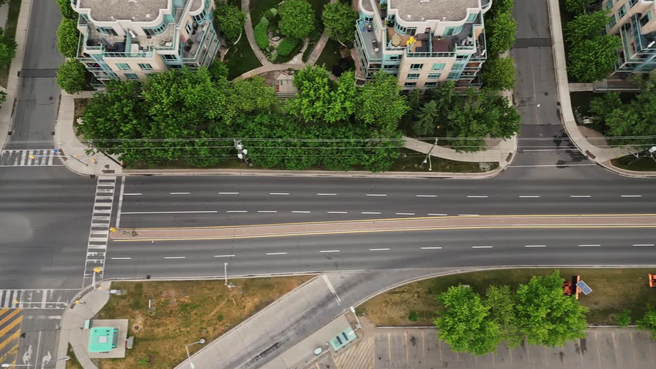 주거 건물을 통과하는 도로에서 운전하는 차량