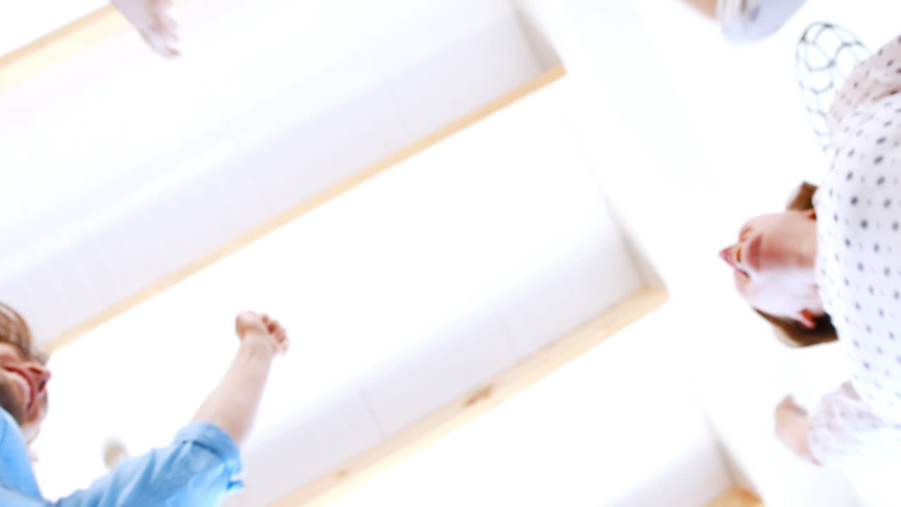 사업가들이 손을  ⁇ 고 있습니다.