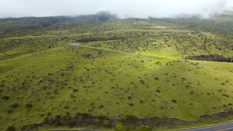 Camino-Hasta-La-Montaña-Del-Volcán-Haleakala-En-La-Isla-De-Maui,-Hawaii---Aéreo