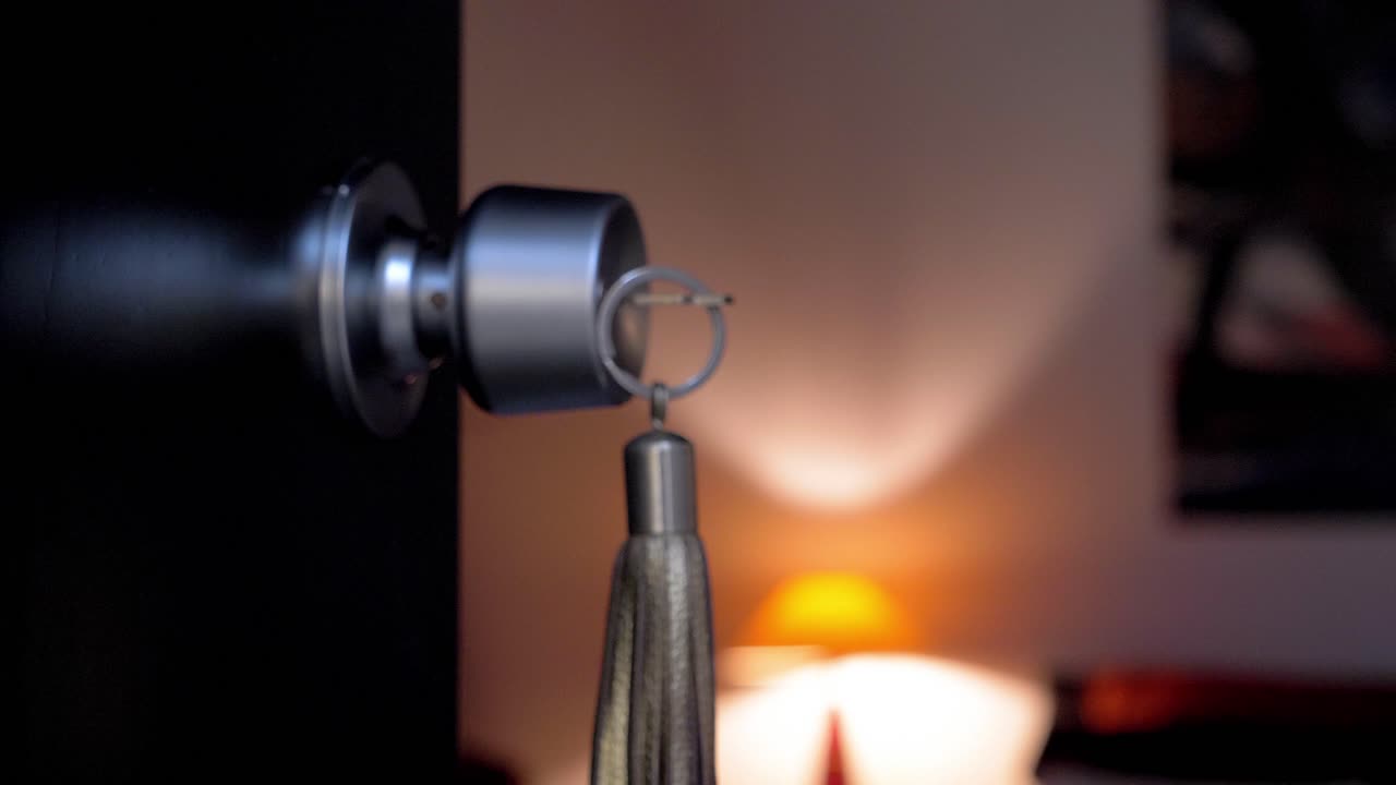 maniglia della porta della camera da letto aperta con la sua chiave