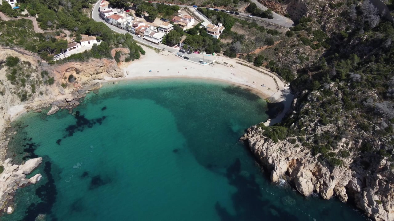 Flug über die Granadella Bucht in Jávea, Spanien.