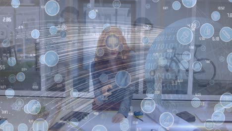 animación de la red de conexiones con iconos sobre la mujer de negocios en la oficina