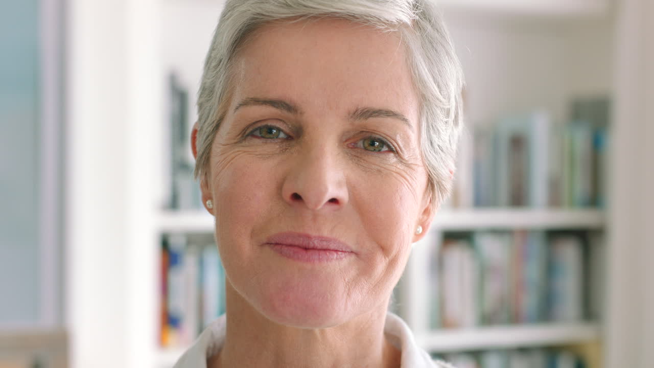 retrato de una mujer mayor sonriente