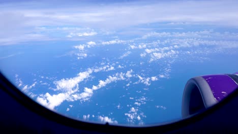 Hermoso-Paisaje-De-Cielo-Azul,-Campo-En-Terrazas-De-Nubes-Blancas-Flotantes-Más-Altas,-Desde-La-Ventana-Y-El-Motor-Del-Avión