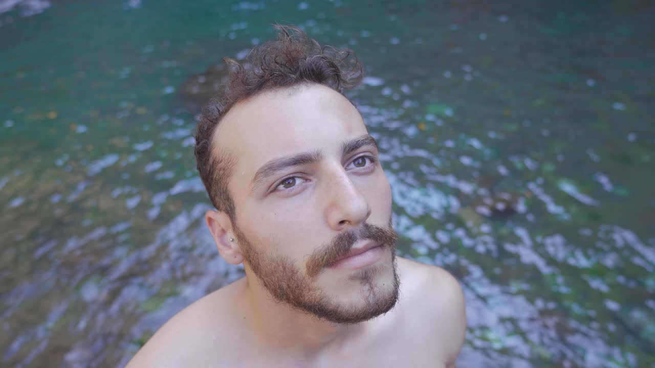 Gökyüzüne Bakan Özgür Genç Adam
