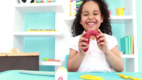 niña jugando con arcilla de modelado