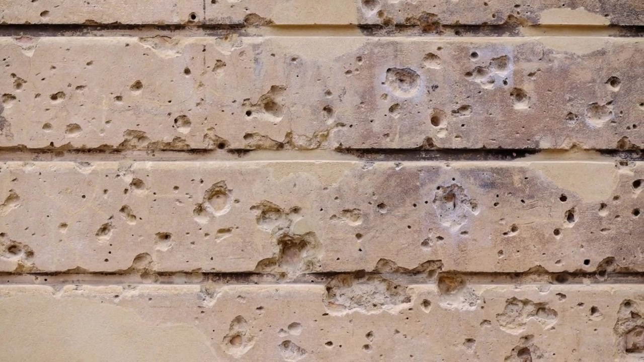 Mur i Berlin fuld af kuglehuller fra krigen.