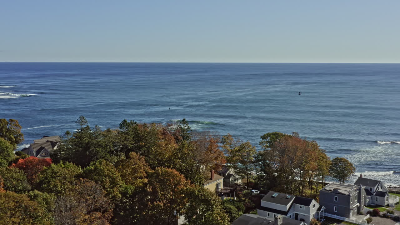 Veduta aerea di York, Maine (v1), con drone che sorvola le case costiere nel porto di Cape Neddick, con vista su uno splendido golfo e una barca che naviga sull'acqua - Ottobre 2020.