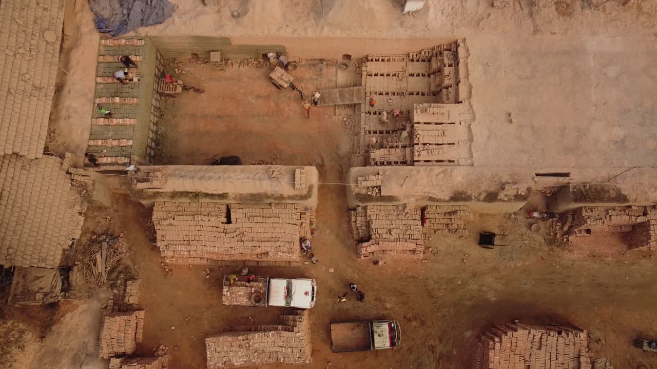 la industria del ladrillo se desarrolló alrededor del suelo aluvial a lo largo del río ganga