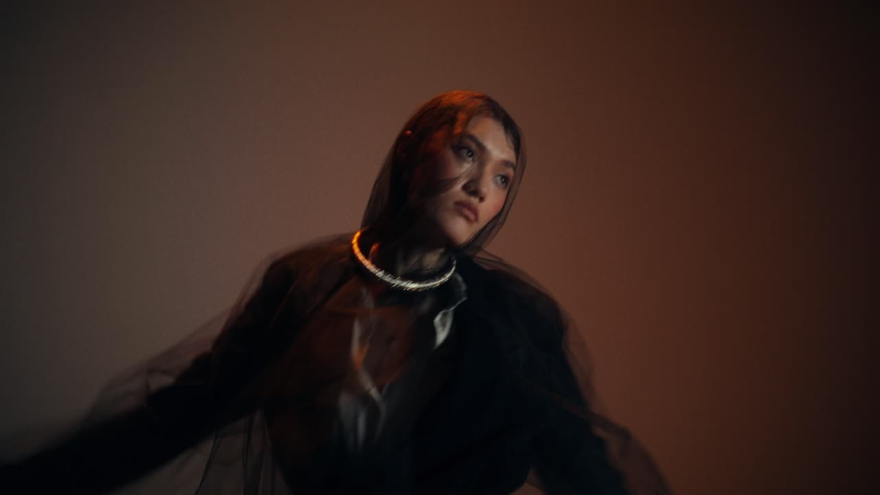 Retrato de uma mulher em um estúdio