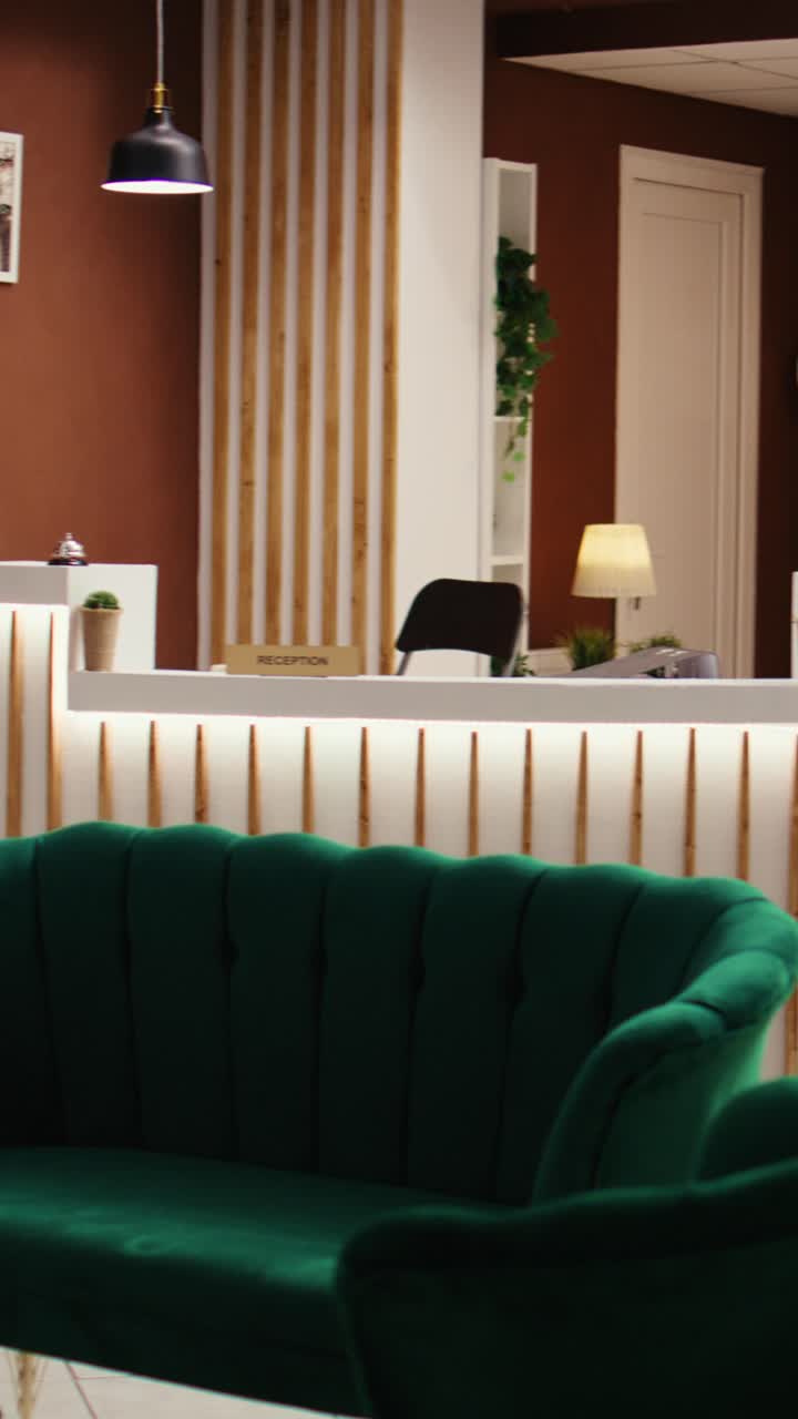 Interni di una lobby moderna con mobili confortevoli e piante