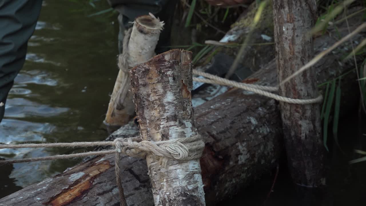작은 개울이 있는 연어 강-10