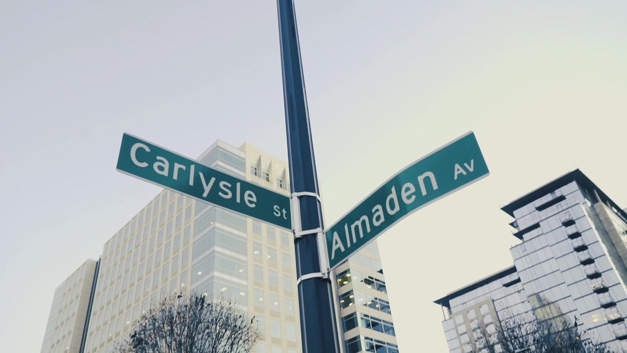 Ecke der Carlysle Street und Almaden Avenue in der Innenstadt von San Jose, Kalifornien, an einem kühlen Frühlingsnachmittag.