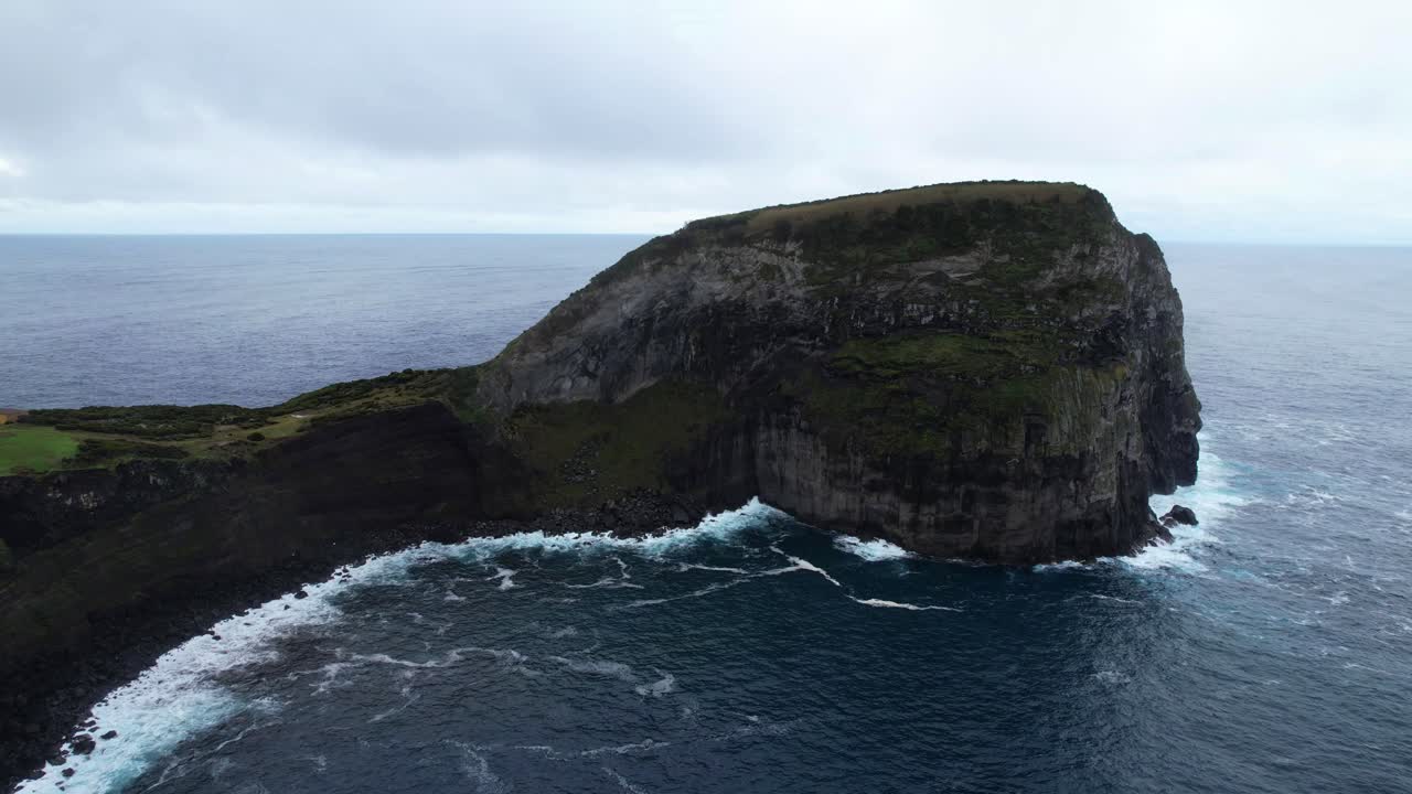 foto aérea estática de morro do castelo branco con sus acantilados blancos, faial, azores