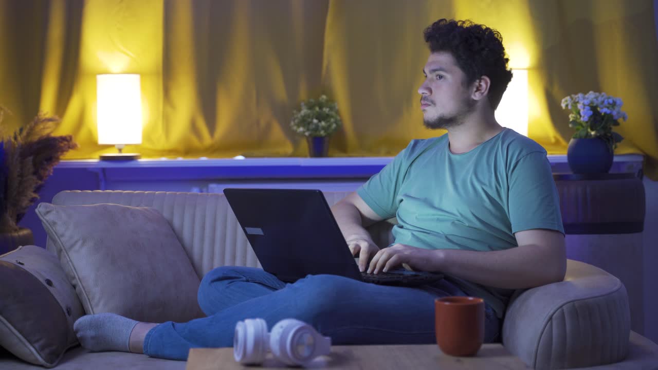 por la noche en casa, el hombre paranoico sueña en su cabeza y tiene miedo.