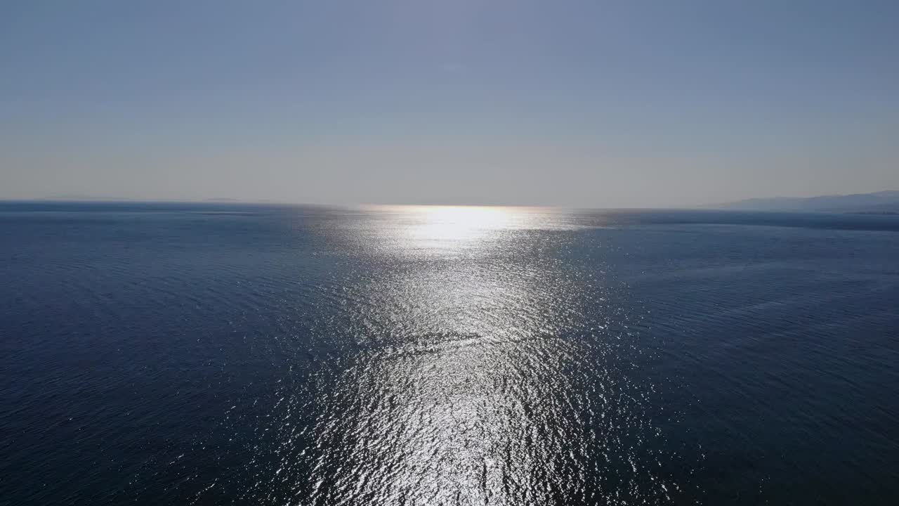 햇빛이 해수면, 발리케시르, 칠면조에 닿을 때 마르마라 해 상공으로 공중 상향 비행