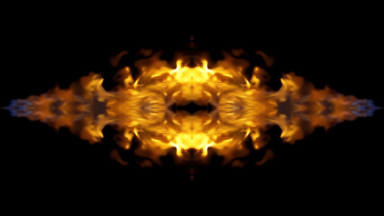 video crudo en cámara lenta de 4k de fuego, explosión, explosión de fuego, chorro de corriente de fuego aislado en un fondo negro con reflejo y efecto espejo como en un caleidoscopio. hermoso patrón de espejo de fuego.