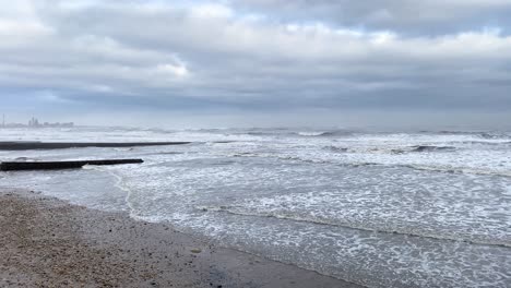 Raue-Nordseelandschaft-Am-Strand-Von-Hendon,-An-Einem-Grauen,-Bewölkten-Tag