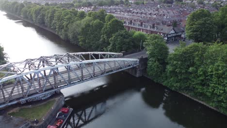 Vista-Aérea-Manchester-Barco-Canal-Puente-Colgante-Warrington-Campo-Casas-Inglaterra