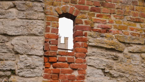 Movimiento-Constante-A-Lo-Largo-De-Una-Antigua-Muralla-De-La-Fortaleza