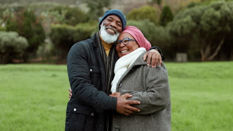 cara, amor o pareja de ancianos abrazo en el parque con cuidado