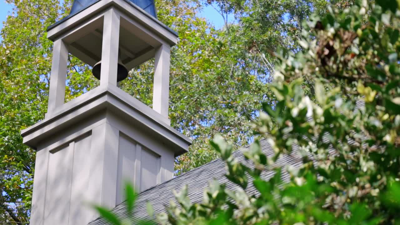 나무를 통해 교회 종의 아름다운 샷