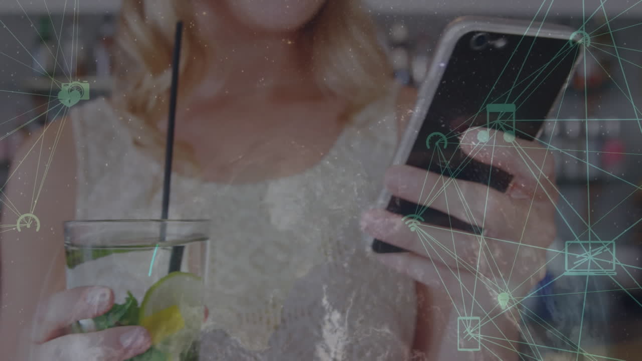 animación de iconos de los medios sobre una mujer de negocios caucásica que usa un teléfono inteligente