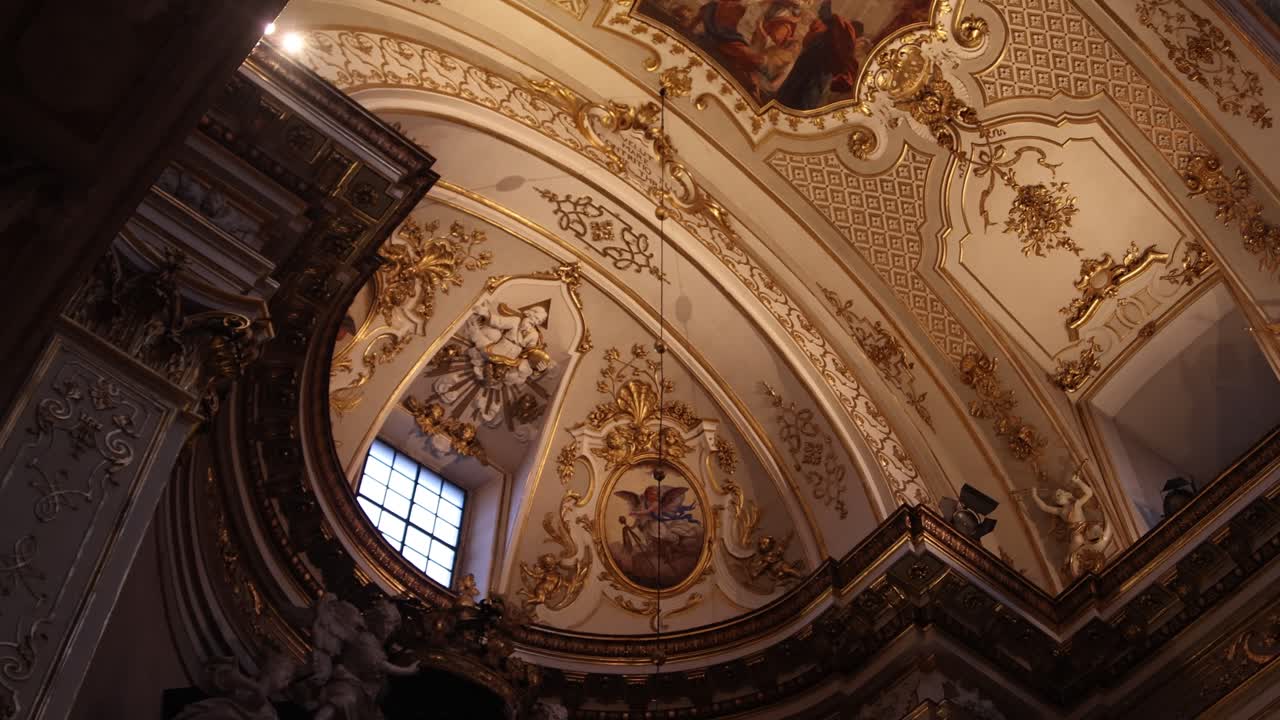 Vue architecturale détaillée des décorations dorées et des fresques à l'intérieur de la basilique historique de Bergame Alta.