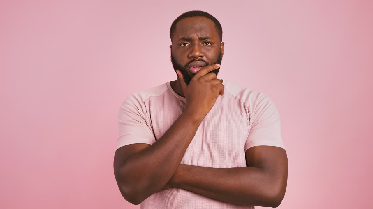 processus de réflexion. type noir douteux comparant les décisions dans la tête, fond rose