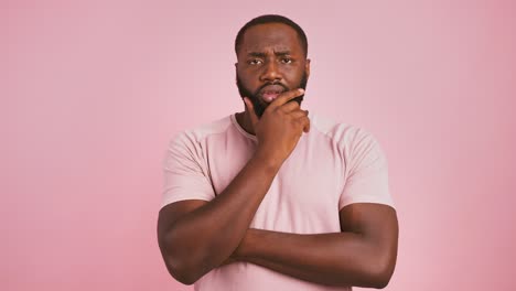 proceso de pensamiento. hombre negro dudoso comparando decisiones en la cabeza, fondo rosa