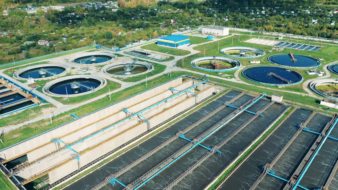 낮에 생물학적 폐수 처리 시설의 드론 시각