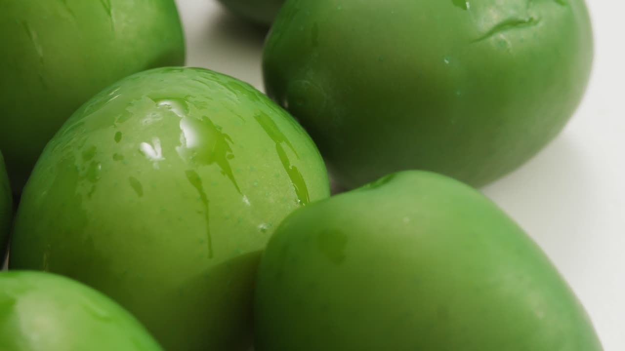 고품질의 4k 영상으로 그리스에서 배경으로 인 둥근 녹색 올리브.