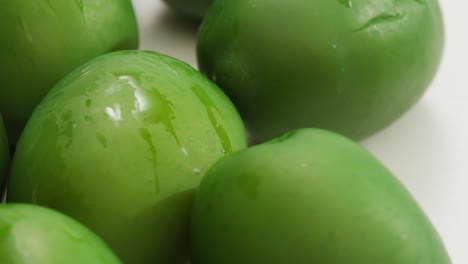 aceitunas verdes redondas en vinagre de grecia como fondo, vista de arriba. imágenes de alta calidad en 4k